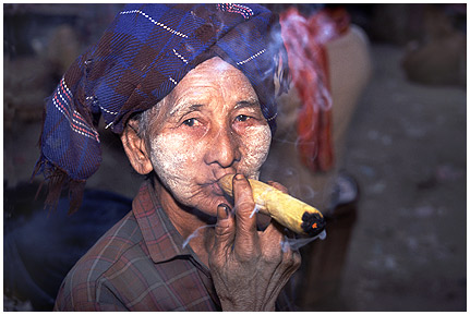 Alte-Frau-mit-Zigarre_i.jpg - Alte Frau mit Zigarre auf dem Markt in Bagan