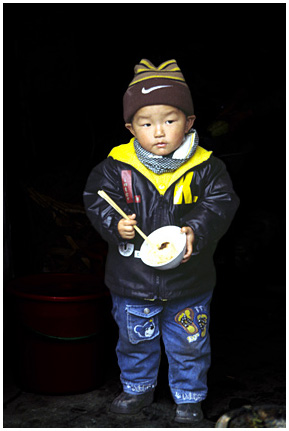 china30.jpg - Reis essender Junge