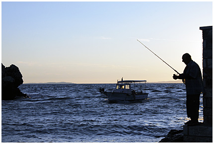 2062_i.jpg - Angler am Hafen von Ammoudia