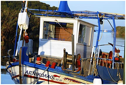 2070_i.jpg - Fischerboot im Hafen von Ammoudia