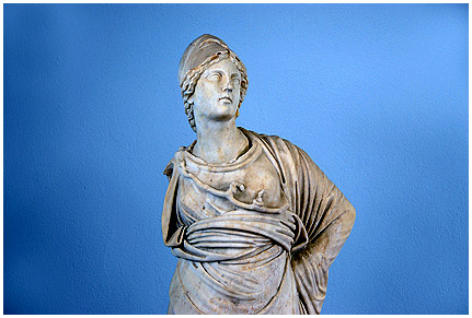 2134_i.jpg - Standbild der Faustina (Frau des Marc Aurel) in Nikopolis