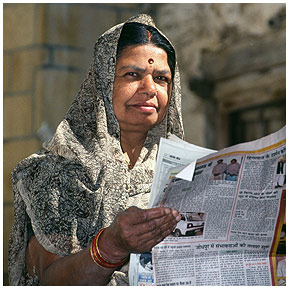 Jaisalmer_5_i.jpg - Zeitungsleserin in Jaisalmer