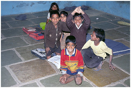 Ranakpur-Luni_2_i.jpg - Schüler in einer Schule bei Ranakpur