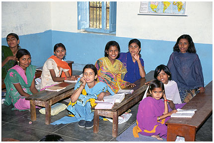 Ranakpur-Luni_5_i.jpg - Schülerinnen in einer Schule bei Ranakpur