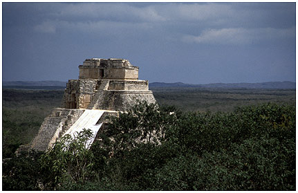 Mex-04.jpg - Die Pyramide des Wahrsagers in Uxmal