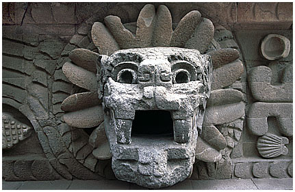 Mex-08.jpg - Am Tempel des Quetzalcóatl in Teotihuacán