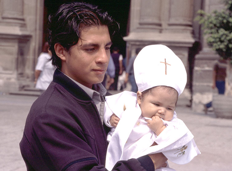 kleiner-Papst.jpg - Täufling in Mexiko-City