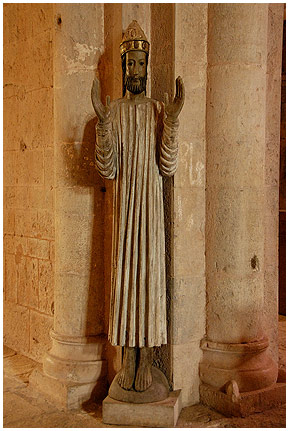 432_i_.jpg - Statue in Notre-Dame-du-Thoronet