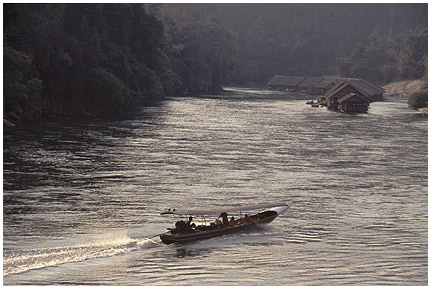 Jungle-Rafts.jpg - "Jungele Rafts" auf dem River Kwai