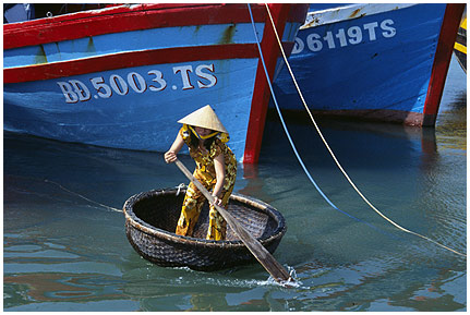 Frau-in-Nussschale_i.jpg - Frau in einer "Nussschale" im Hafen von Pan Thiet
