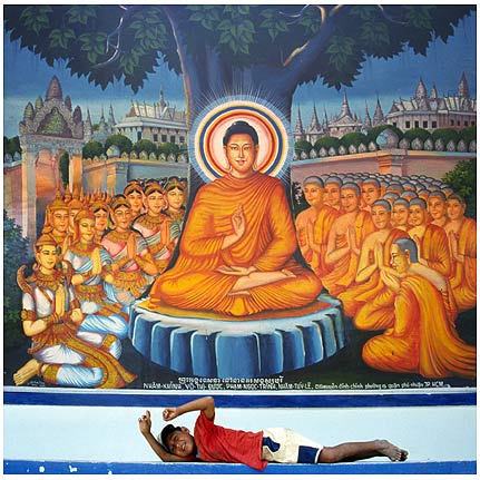 Junge-mit-Buddha_i.jpg - Am Tempel