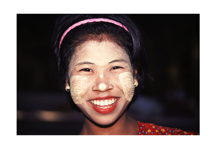 Burma_Lachendes_Maedchen.jpg - Lachendes Mädchen in Mingun (Burma)