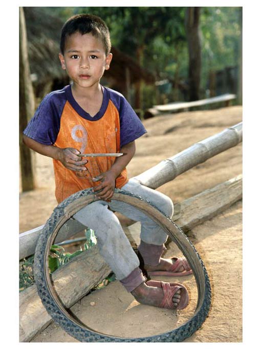 Thailand_Junge-mit-Reif.jpg - Junge mit Reif in Phimai (Thailand)
