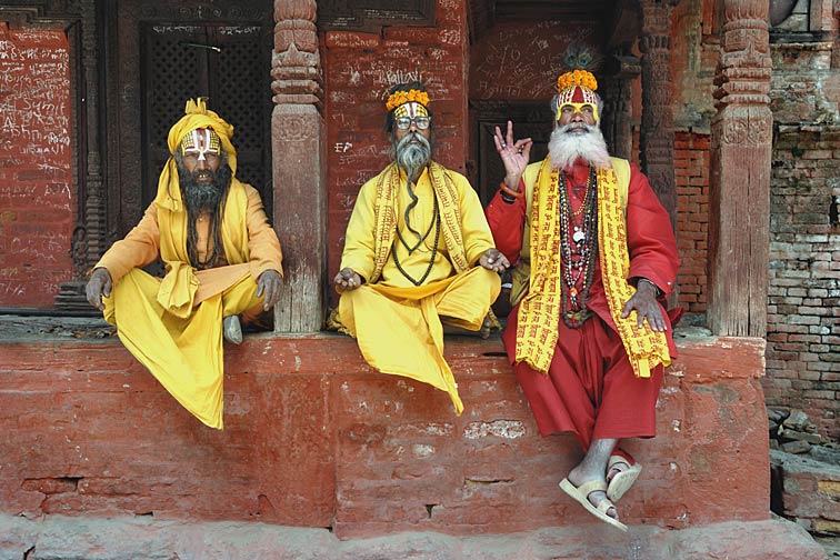 001_NEP3198_i.jpg - Drei Sadhus auf dem Durbar Square in Kathmandu