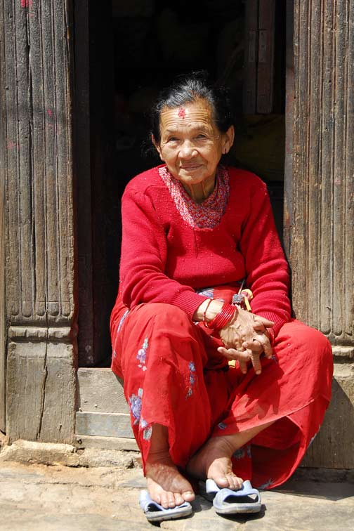 056__NEP0141_i.jpg - Alte Frau in Kathmandu