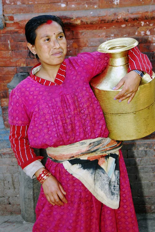 060_NEP0326_i.jpg - Wasserträgerin in Patan